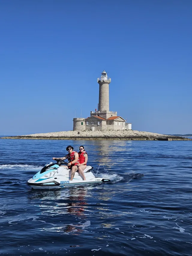 Couple at Porer (vertical)