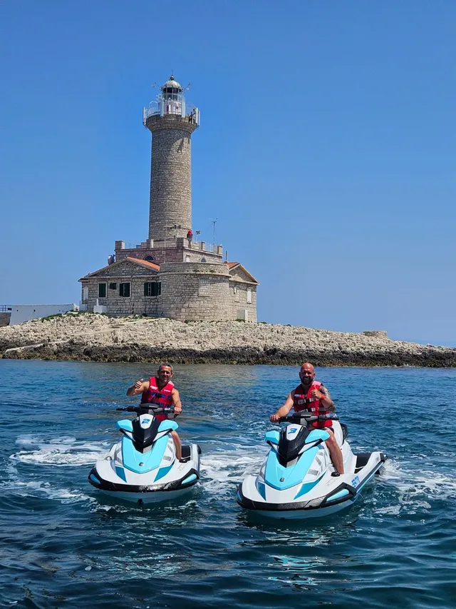 Duo at Porer lighthouse