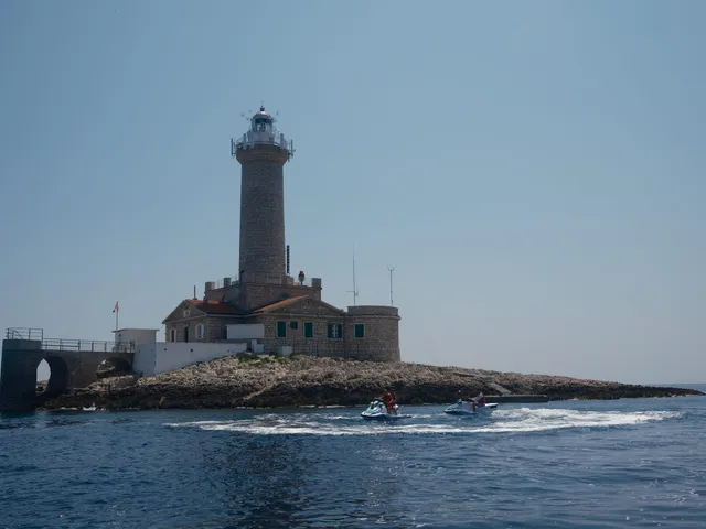 Pair returning from the Porer islet